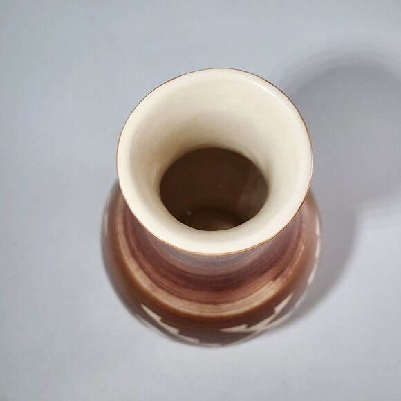 Vintage Native American Brown Etched Vase Bertha Crow Dog 1976 - Picture 3 of 4